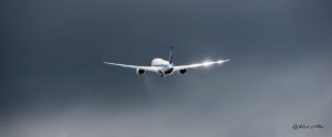 I love the wing curve on the 787, and so does the sun in this shot from the Farnborough International Airshow